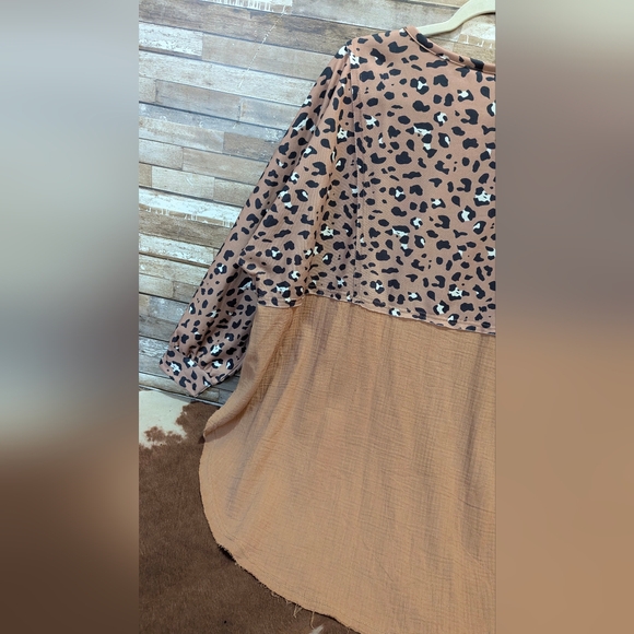 New Textured Raw Edge Drop Shoulder Animal Print W/Tan Hi Lo Side Slit Tunic - Picture 11 of 14